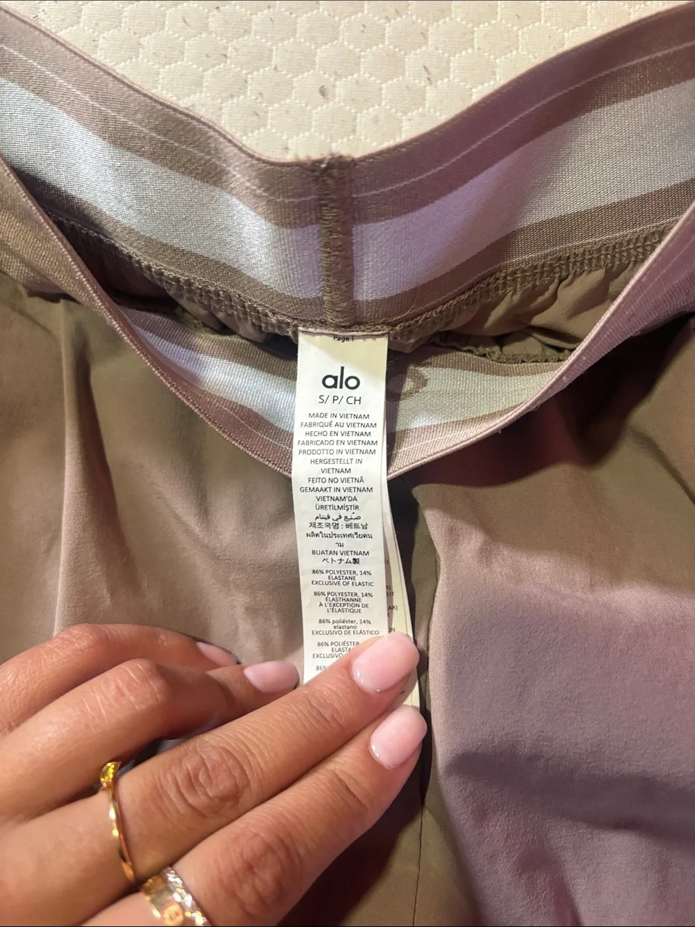 ALO Yoga women’s Jogger Pants in beige